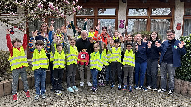 Auf dem Bild sind die neuen Juniorhelfer zu sehen.