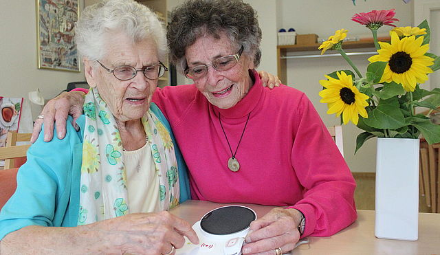 Zwei Seniorinnen freuen sich über den Hausnotruf
