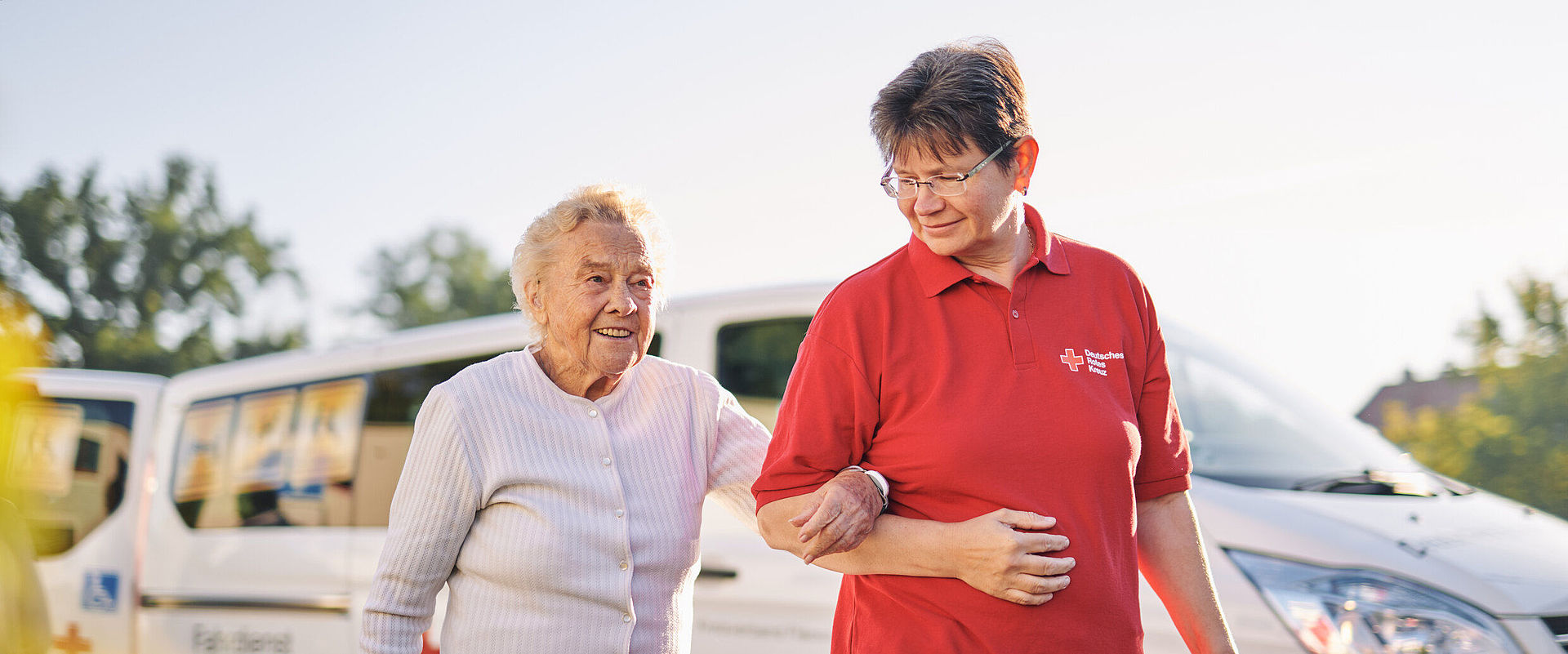 Auf dem Bild ist eine Dame mit einer Mitarbeiterin von DRK zu sehen.