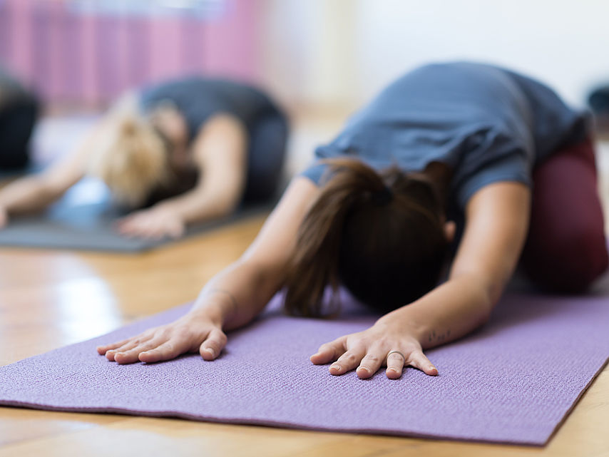 Frauen machen Yoga auf der Matte.
