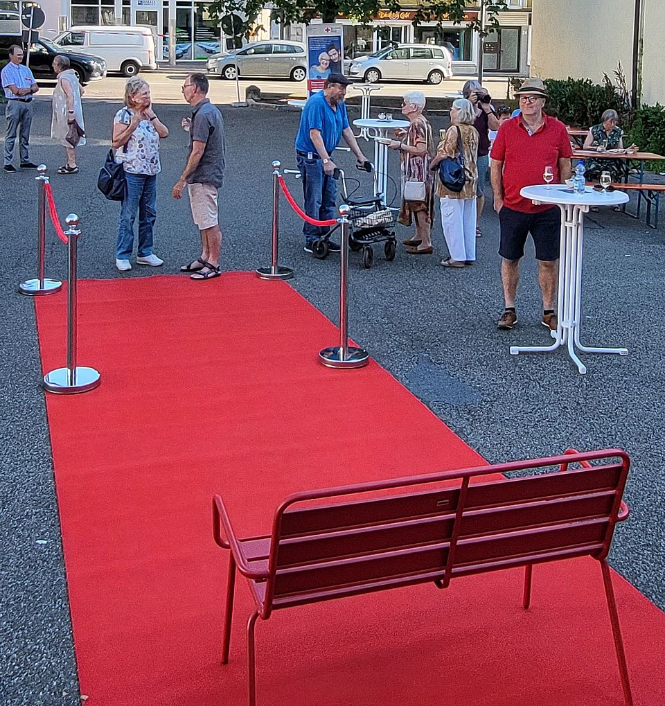 Rote Bank-Kino&Wein Auf dem Bild ist die Rote Bank beim Kino zu sehen.