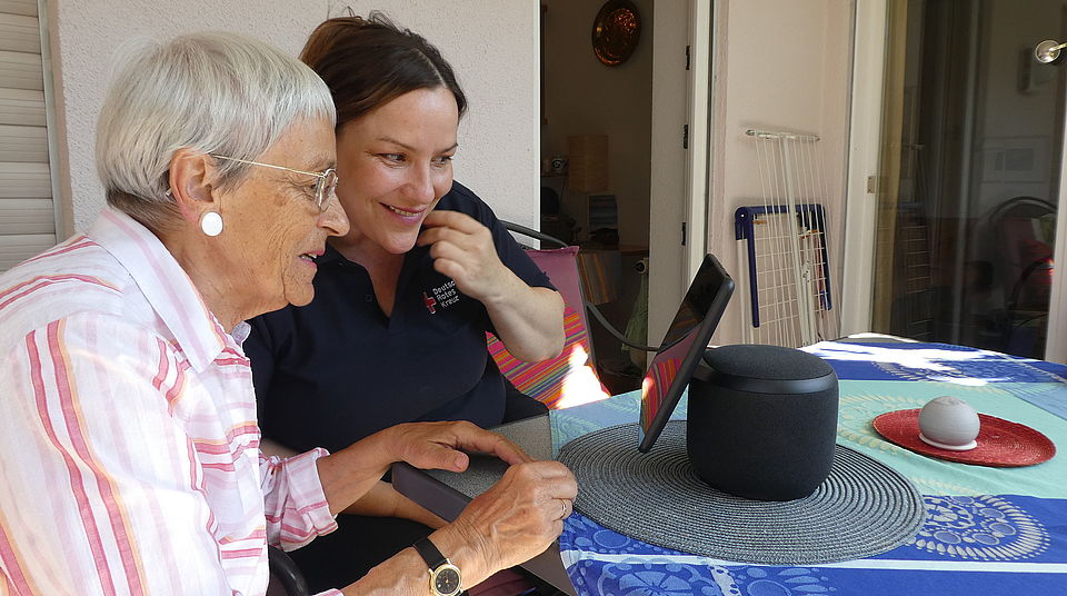 Das Bild zeigt zwei Damen. Eine der Damen erklärt der anderen Dame das Projekt LeNa.