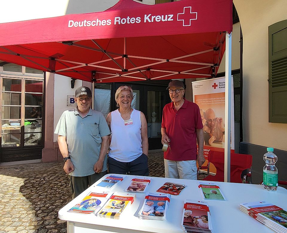 Rote Bank der Begegnung - Aktionstag Ehrenamt Auf dem Bild ist der Stand vom Aktionstag Ehrenamt zu sehen.