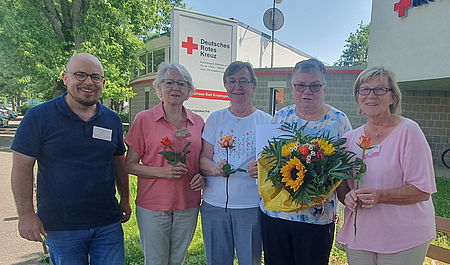Auf dem Bild sind 5 Personen zu sehen - zwei Jubilare wurden geehrt.