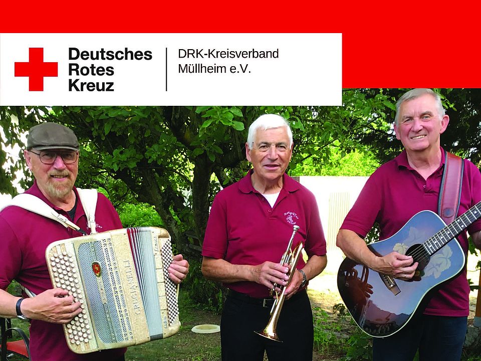 3 Musiker sind auf dem Bild zu sehen.