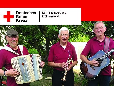 3 Musiker sind auf dem Bild zu sehen.