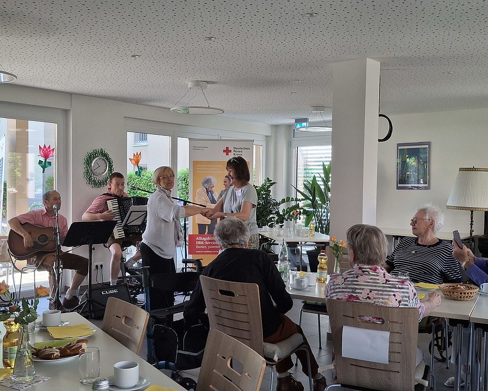 brezelfrühstück in Buggingen Auf dem Bild sind Musiker und Senioren beim Seniorennachmittag zu sehen.