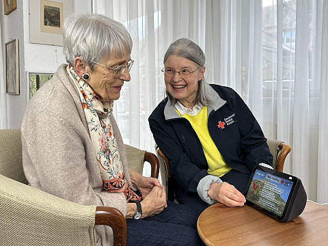 DRK Mitarbeiterin erklärt Seniorin das Echogerät