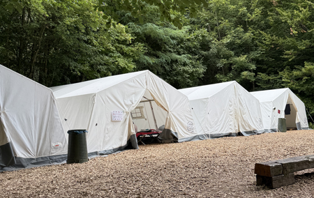 Auf dem Bild sind Zelte zu sehen.