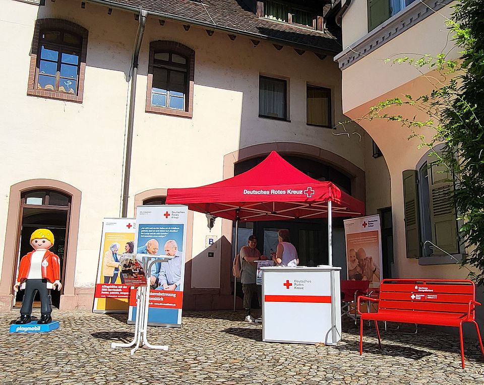 Rote Bank der Begegnung - Aktionstag Ehrenamt Auf dem Bild ist ein Stand vom Aktionstag zu sehen.